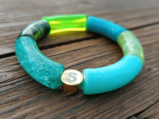 Bracelet perles tubes incurvées acrylique Anjali Neele Hare