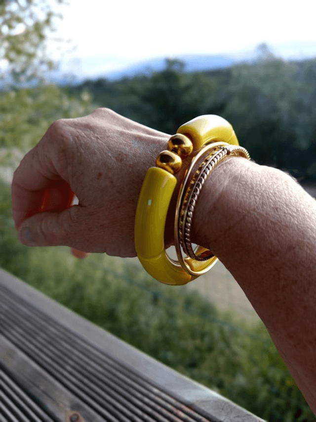Bracelet perles tubes incurvées acryliques unies Khazaana moutarde