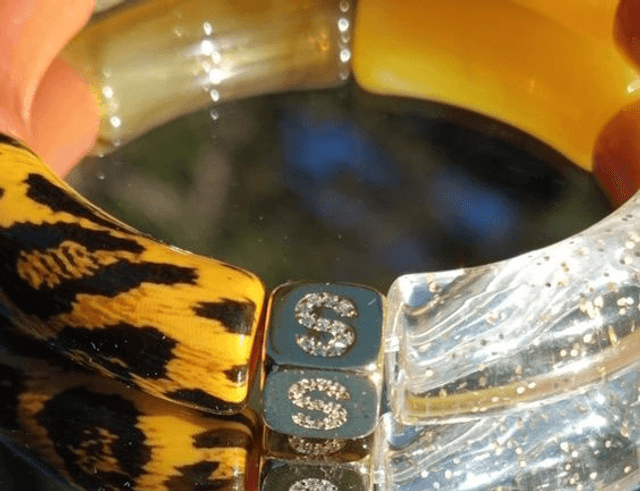 Bracelet jonc perles tubes acrylique léopard Indrani Jyoti