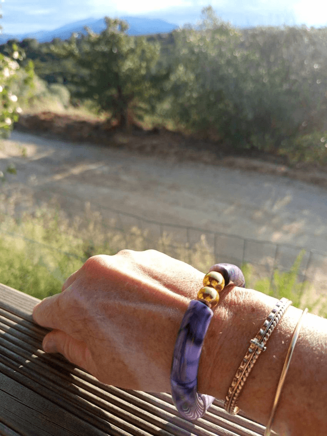 Bracelet perles tubes incurvées acryliques marbrées Khazaana Mauve