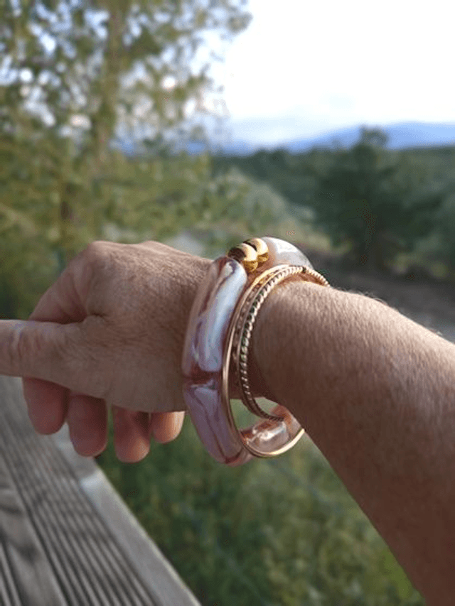 Bracelet perles tubes incurvées acryliques marbrées Khazaana marron
