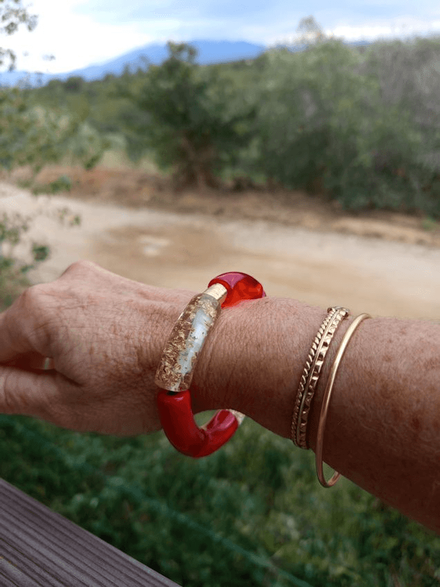 Bracelet perles tubes incurvées Chandra Maanik rouge et paillettes
