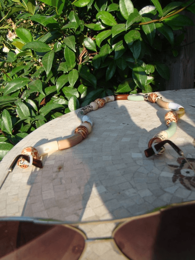 Attache lunettes en perles tubes incurvées Kaaramel