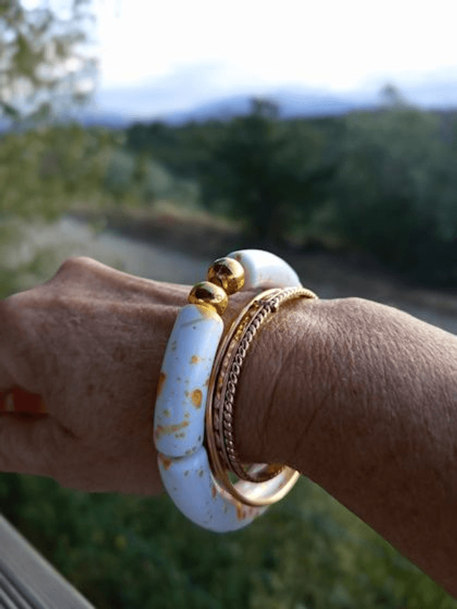 Bracelet perles tubes incurvées acryliques tâchetées Khazaana blanc et doré