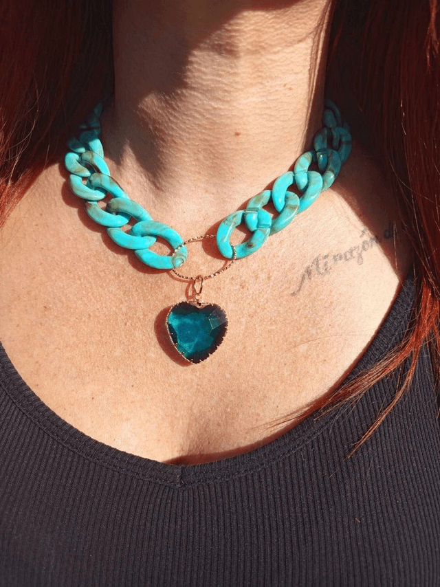 Collier en grosses mailles en acrylique Firoza coeur bleu