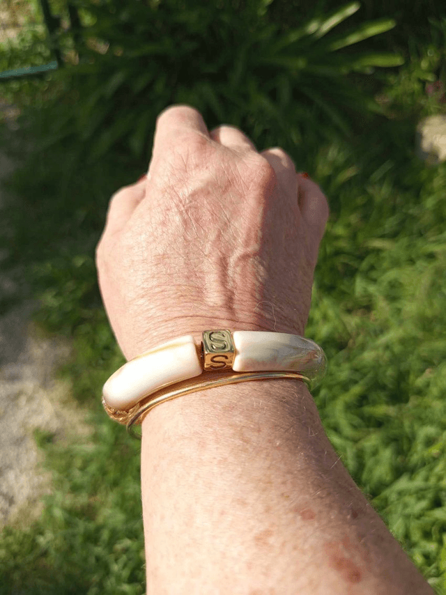 Bracelet perles tubes incurvées acrylique Anjali Savaana