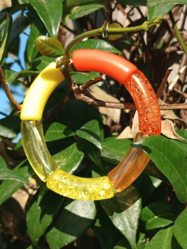 Bracelet perles tubes incurvées acrylique Anjali Surya