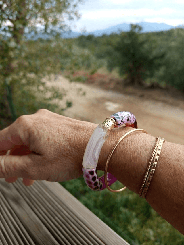Bracelet jonc perles tubes acrylique léopard Indrani Cheree