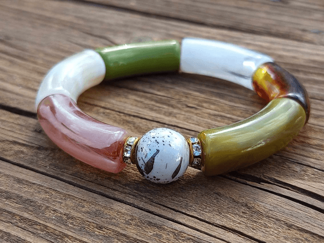 Bracelet perles tubes incurvées acrylique Uma Vana