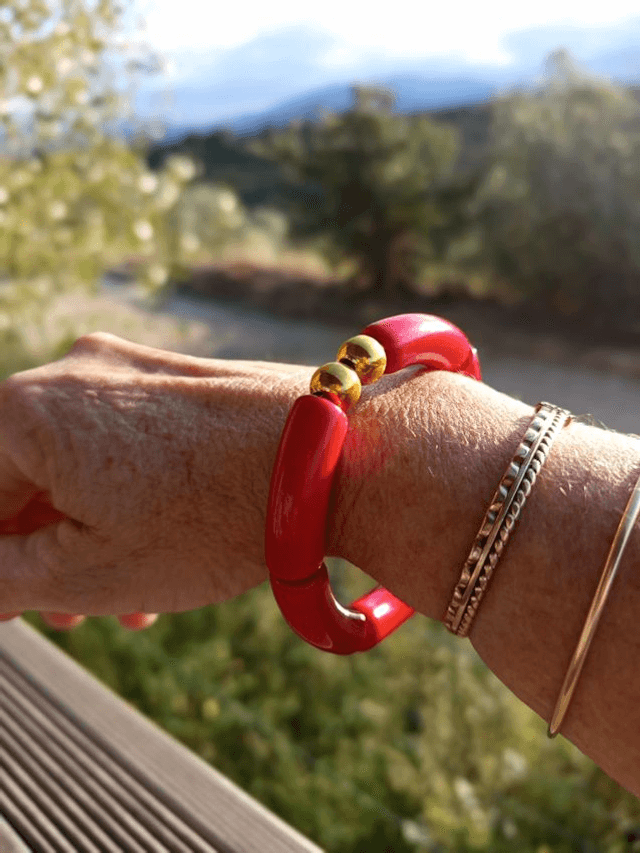Bracelet perles tubes incurvées acryliques unies Khazaana rouge