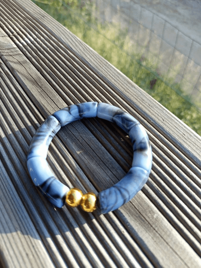 Bracelet perles tubes incurvées acryliques marbrées Khazaana Bleu