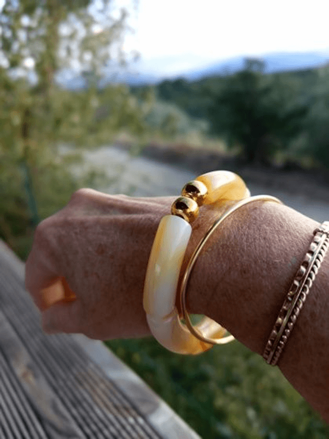 Bracelet perles tubes incurvées acryliques marbrées Khazaana Jaune