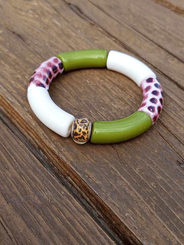 Bracelet perles tubes incurvées acrylique Jaya kaki