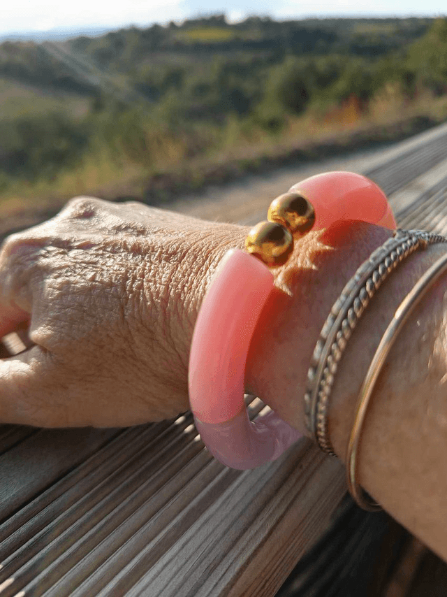 Bracelet perles tubes incurvées acryliques marbrées Khazaana Rose clair