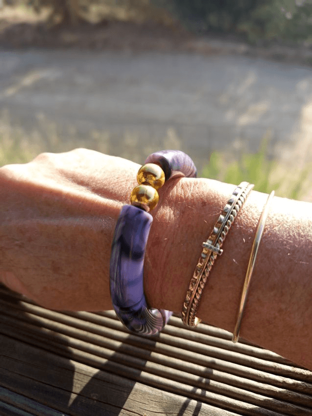 Bracelet perles tubes incurvées acryliques marbrées Khazaana Mauve