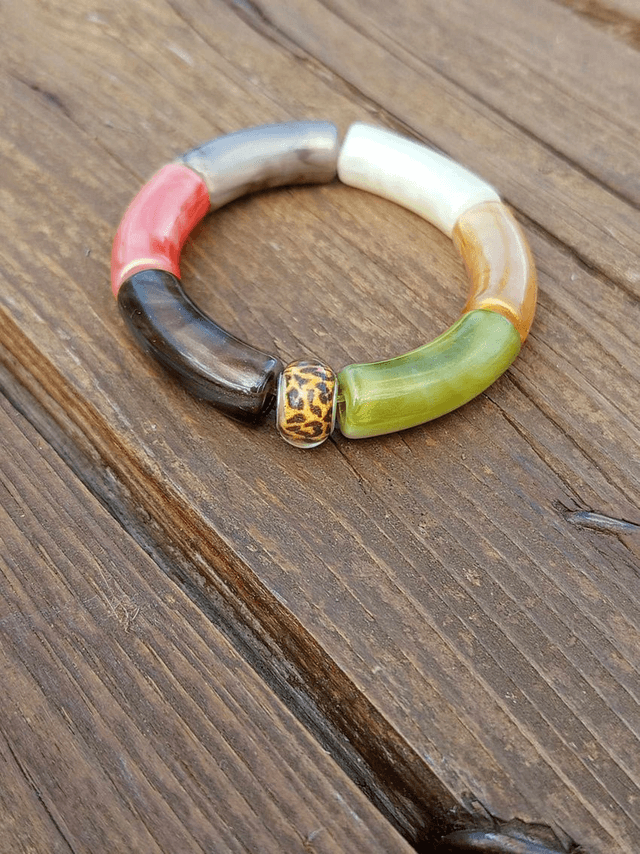 Bracelet perles tubes incurvées acrylique Jaya Bhoora Hara