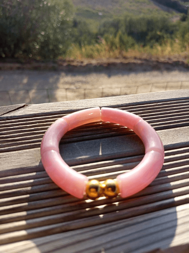 Bracelet perles tubes incurvées acryliques marbrées Khazaana Rose clair