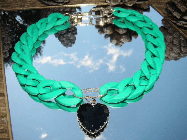 Collier en grosses mailles en acrylique Sajawat coeur noir