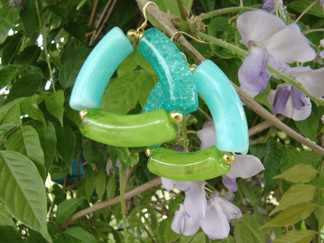 Boucles d'oreilles perles tubes incurvées Chhaaya Vert de mer-bleu-jaune