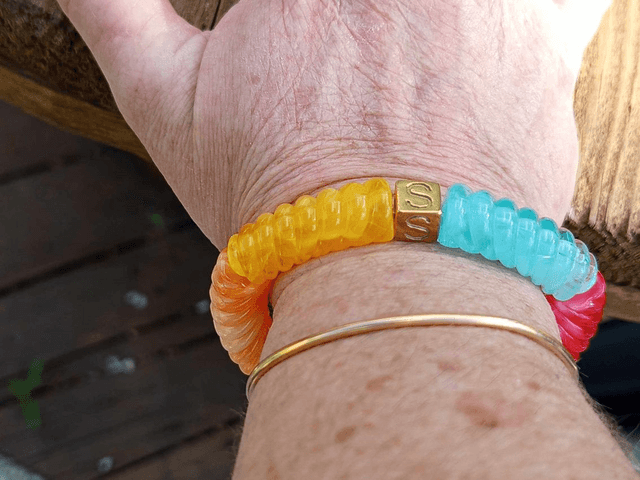 Bracelet perles tubes incurvées acrylique Anjali Indrahanush