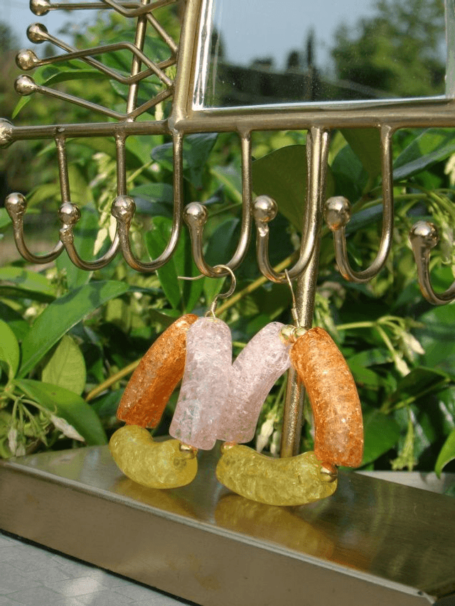 Boucles d'oreilles perles tubes incurvées craquelées Daraar Naarangee