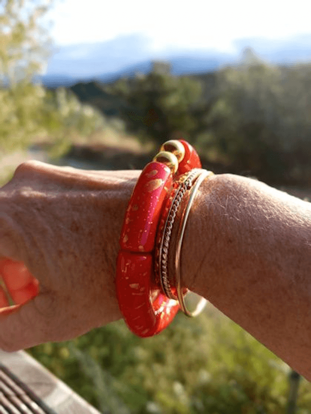 Bracelet perles tubes incurvées acryliques tâchetées Khazaana rouge
