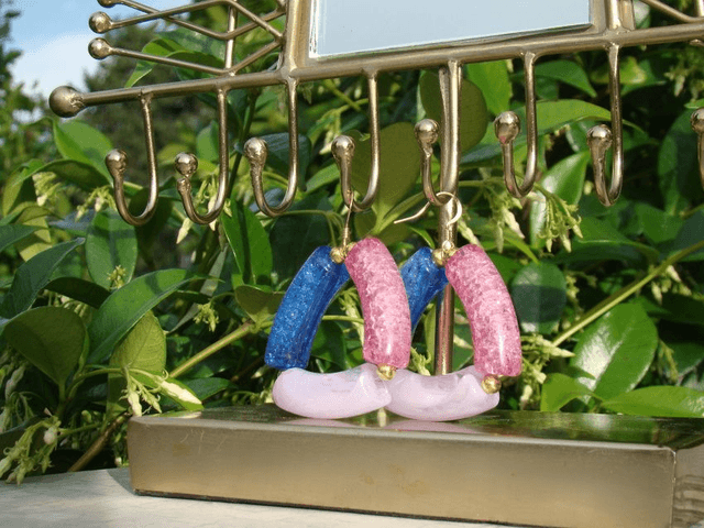 Boucles d'oreilles perles tubes incurvées Chhaaya bleu et rose