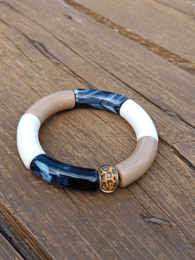 Bracelet perles tubes incurvées acrylique Jaya Bhoora Kala