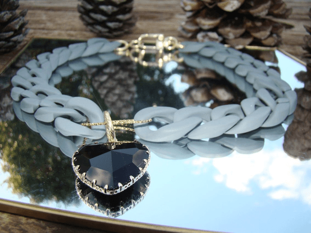Collier en grosses mailles en acrylique Sletee coeur noir 