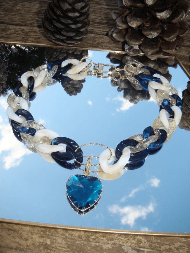Collier en grosses maillons en acrylique Raat Ki Chamak coeur bleu