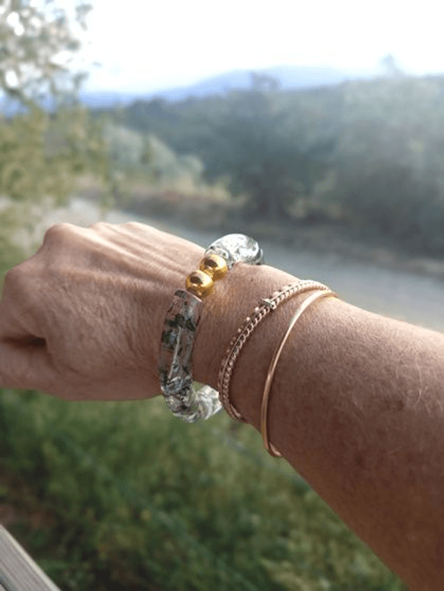 Bracelet perles tubes incurvées acryliques tâchetées Khazaana transparent