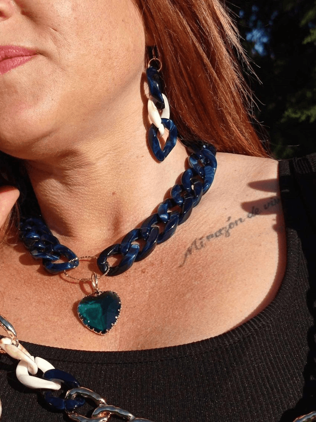 Collier en grosses mailles en acrylique Saagar Ka hrday coeur bleu