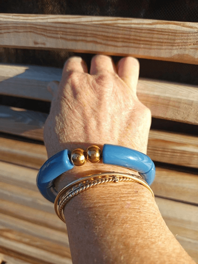 Bracelet perles tubes incurvées acryliques unies Khazaana Indigo