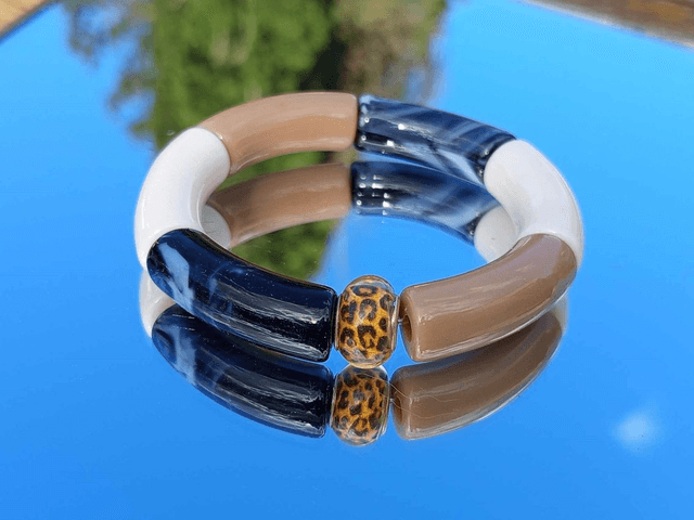 Bracelet perles tubes incurvées acrylique Jaya Bhoora Kala