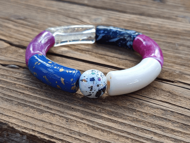 Bracelet perles tubes incurvées acrylique Uma Saandhya