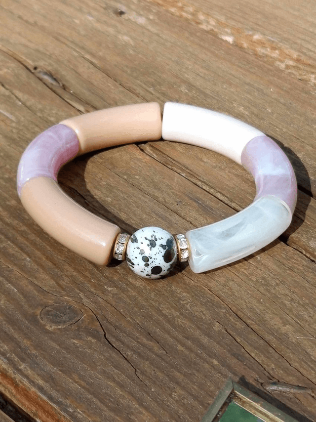 Bracelet perles tubes incurvées acrylique Uma Vinamrata