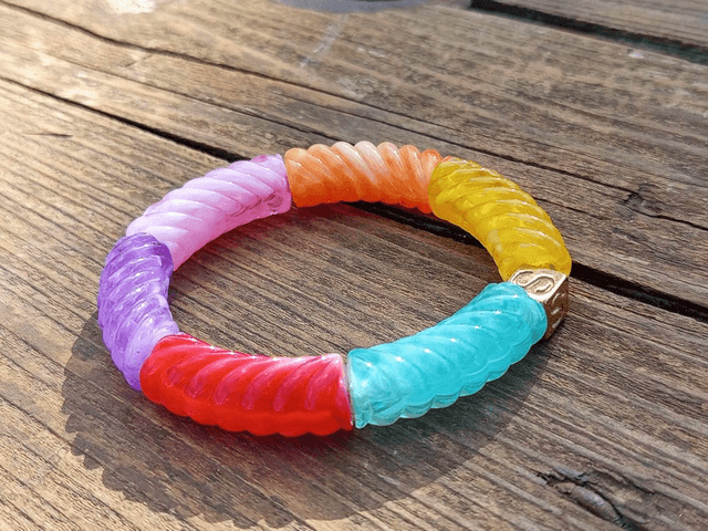 Bracelet perles tubes incurvées acrylique Anjali Indrahanush