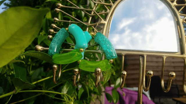 Boucles d'oreilles perles tubes incurvées Chhaaya Vert de mer-bleu-jaune