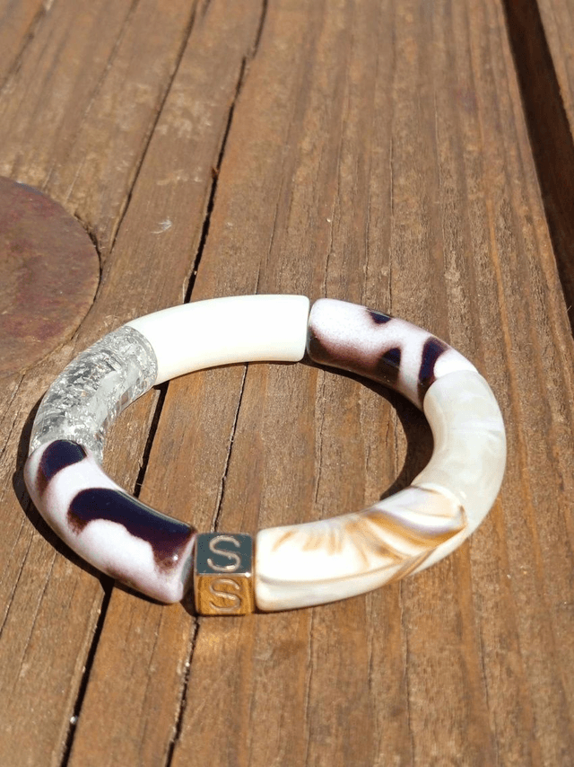 Bracelet jonc perles tubes acrylique léopard Indrani Saphed baagh N°3