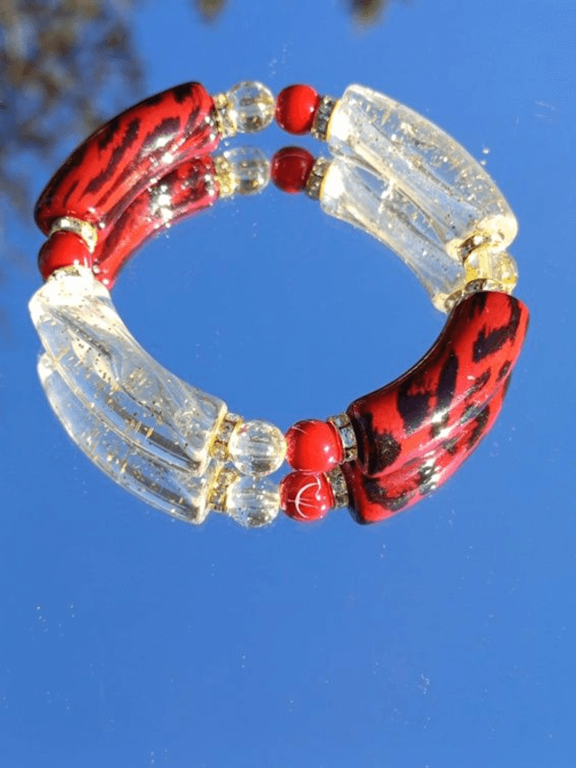Bracelet perles tubes Arya Indrani léopard rouge et paillettes or