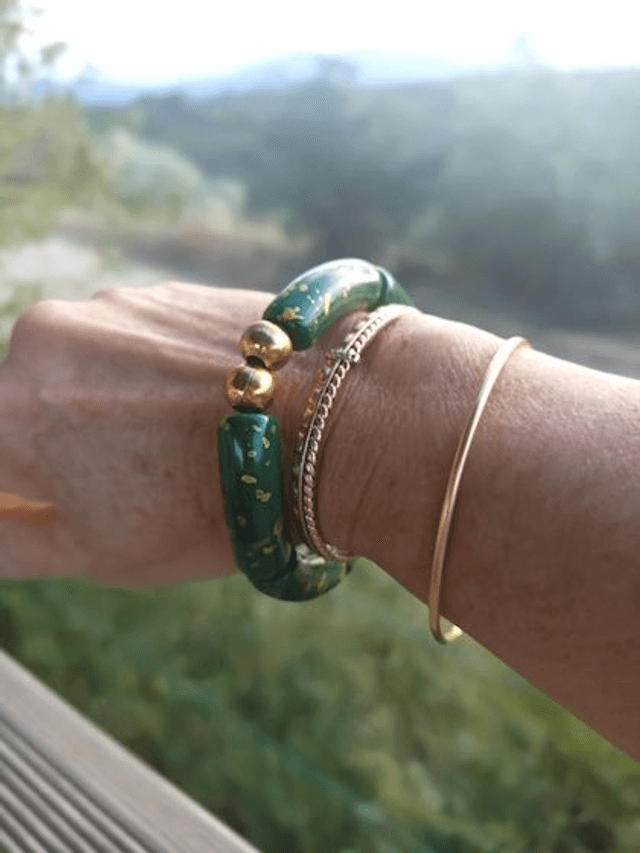 Bracelet perles tubes incurvées acryliques tâchetées Khazaana vert foncé