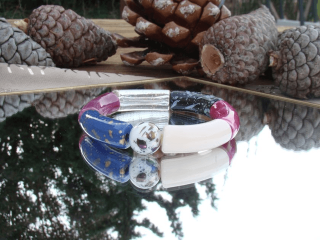 Bracelet perles tubes incurvées acrylique Uma Saandhya