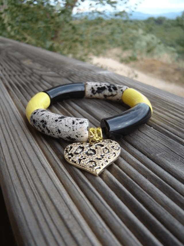 Bracelet perles tubes incurvées Mohana Peela breloque coeur
