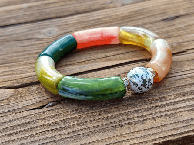Bracelet perles tubes incurvées acrylique Uma Vanaspati