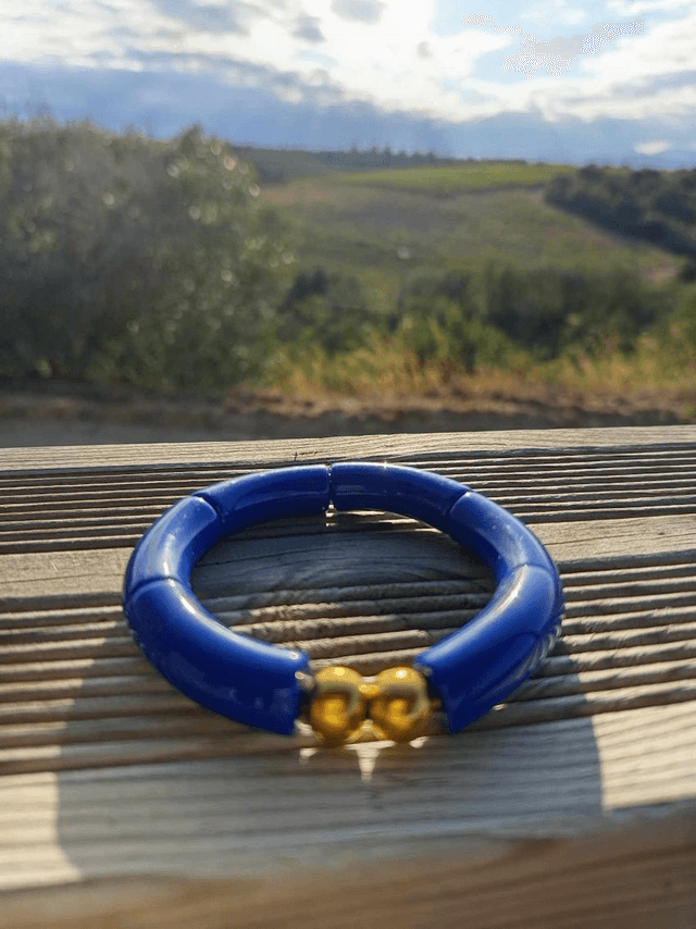 Bracelet perles tubes incurvées acryliques unies Khazaana Bleu nuit