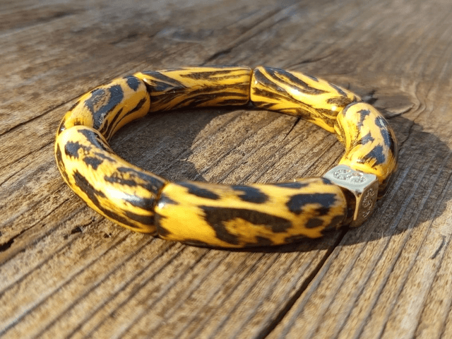 Bracelet jonc perles tubes acrylique léopard Indrani Jiraaph N°2