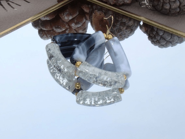 Boucles d'oreilles perles tubes incurvées Chaandee gris et paillettes