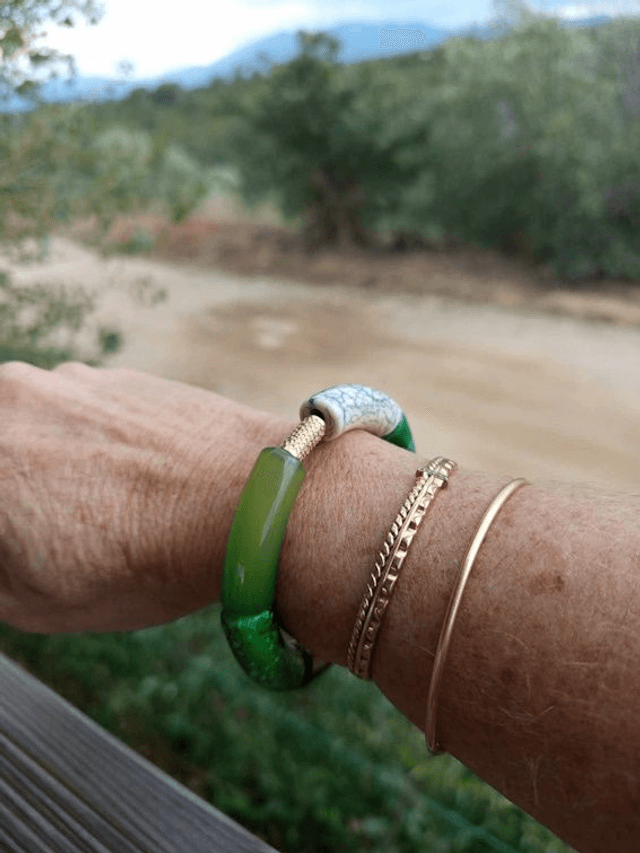 Bracelet perles tubes incurvées Chandra Hara vert foncé paillettes