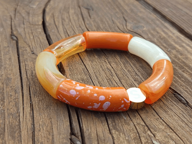 Bracelet perles tubes incurvées acrylique Anjali Kaddoo
