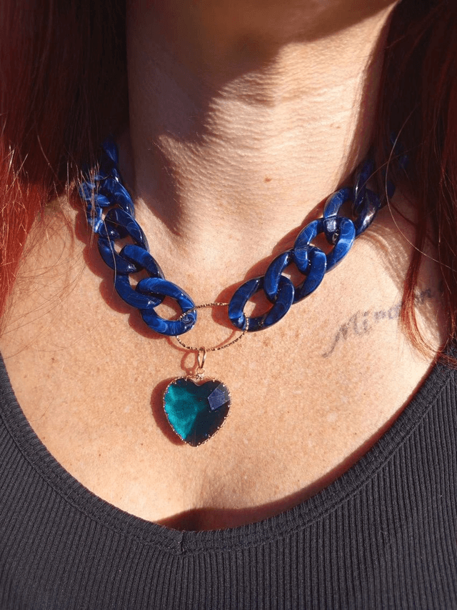 Collier en grosses mailles en acrylique Saagar Ka hrday coeur bleu